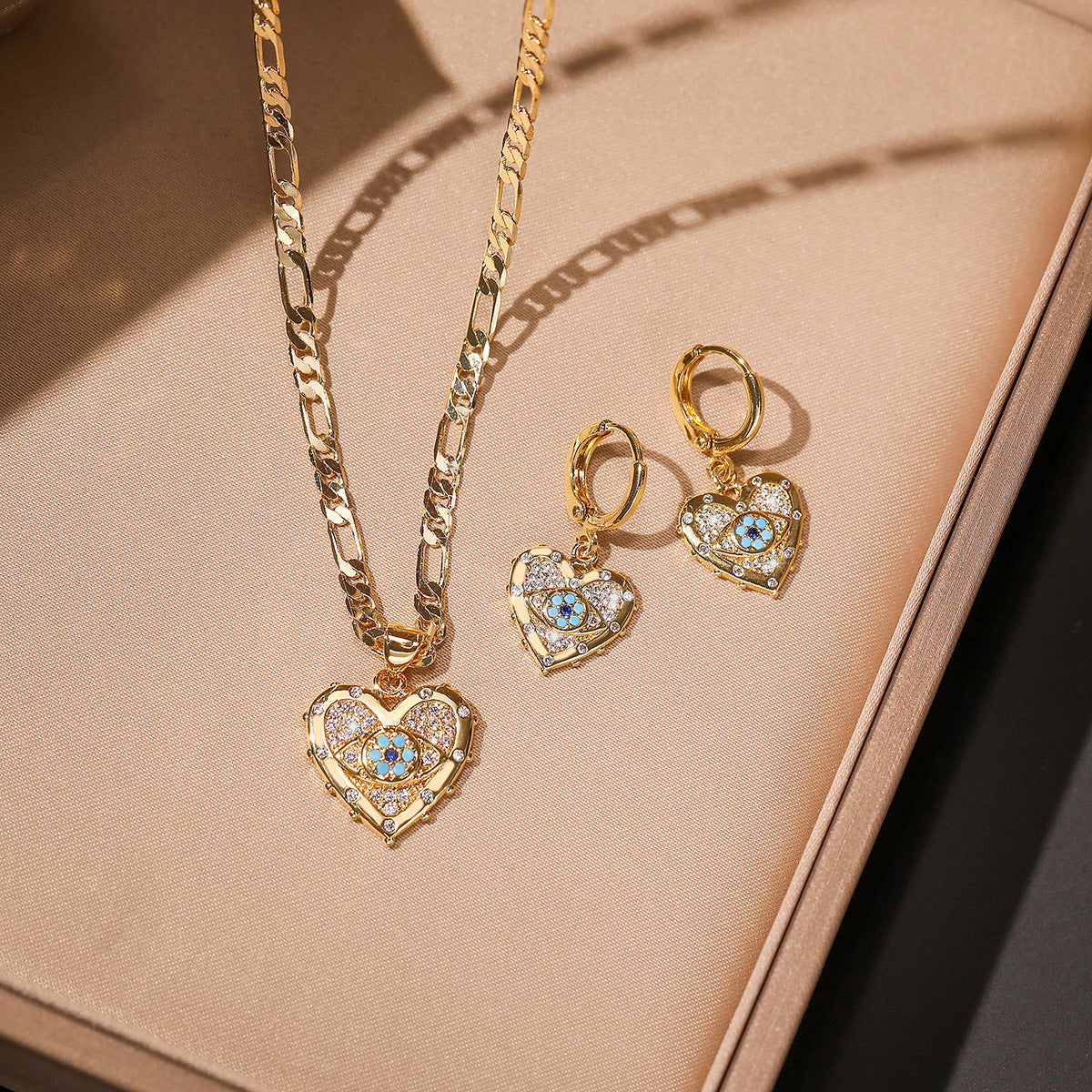 Parure Élégante Plaquée Or avec Pendentif en Zircon en Forme de Cœur - Collier et Boucles d'Oreilles (CJ)