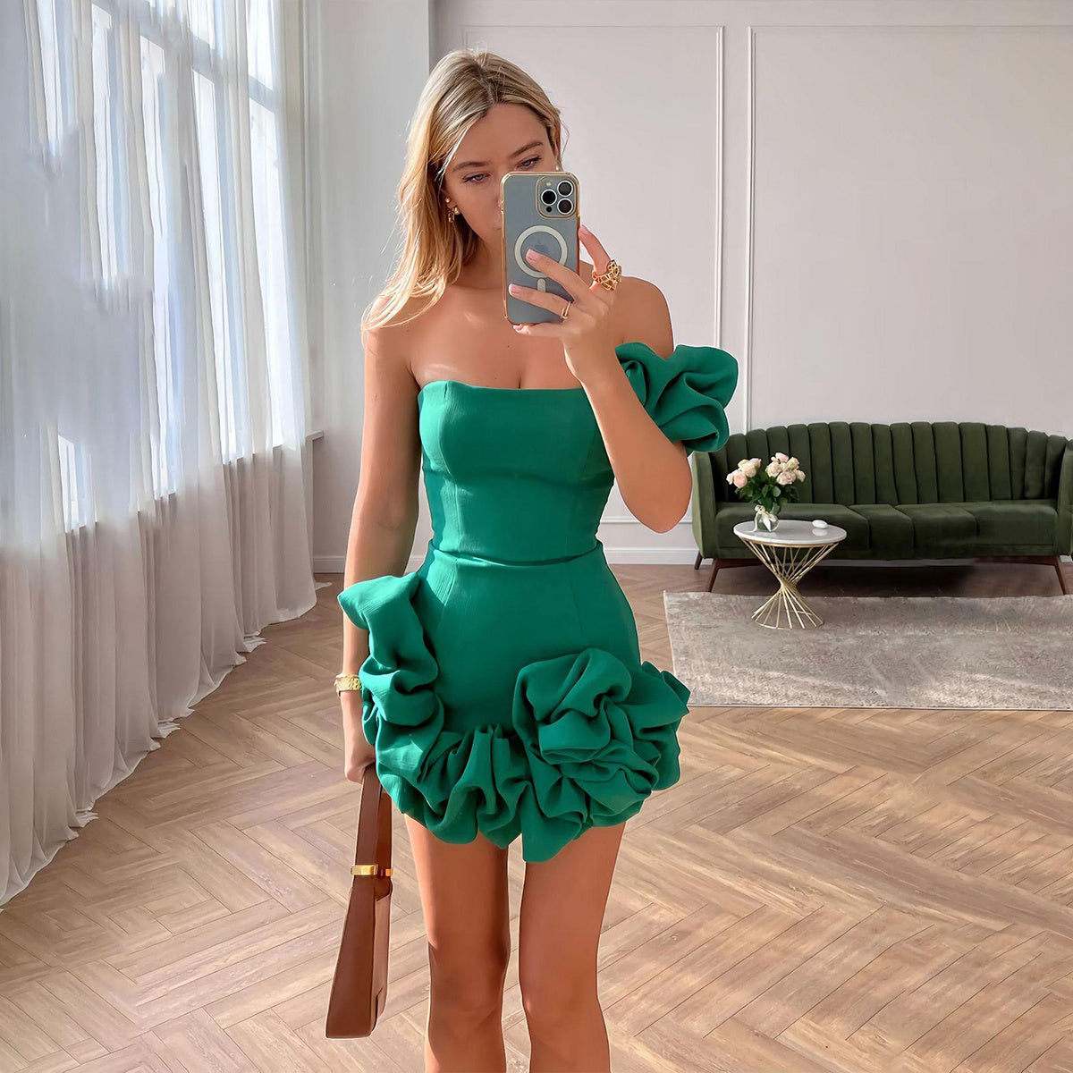 FloraElegance - Robe Courte avec Décoration Florale